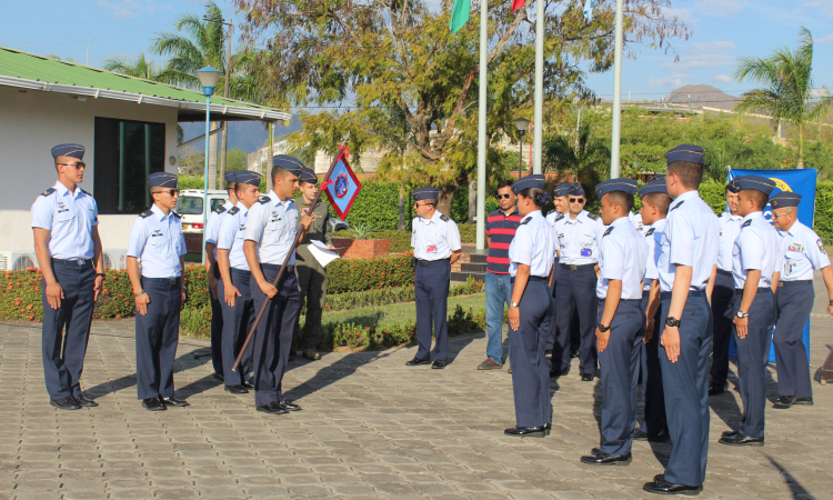 GACAS presidió ceremonia de relevo de banderín de Aerotécnico del Curso 89 al Curso 90