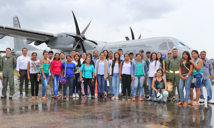 Fuerza Aérea transporta jóvenes bachilleres del Vaupés para cumplir sus sueños de ser profesionales 