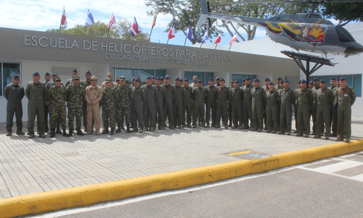 Comando Aéreo de Combate N°4 realizó seminario de estandarización de instructores para los futuros pilotos de ala rotatoria.