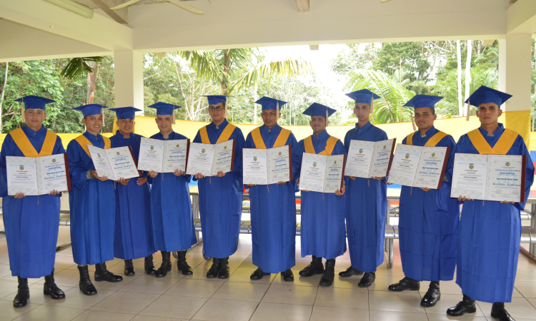 Soldados del Grupo Aéreo del Amazonas reciben con orgullo diploma de Bachiller Académico 