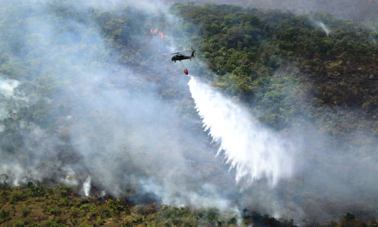 Tripulaciones de la Fuerza Aérea Colombiana apoyan en extinción de incendio en el Meta.