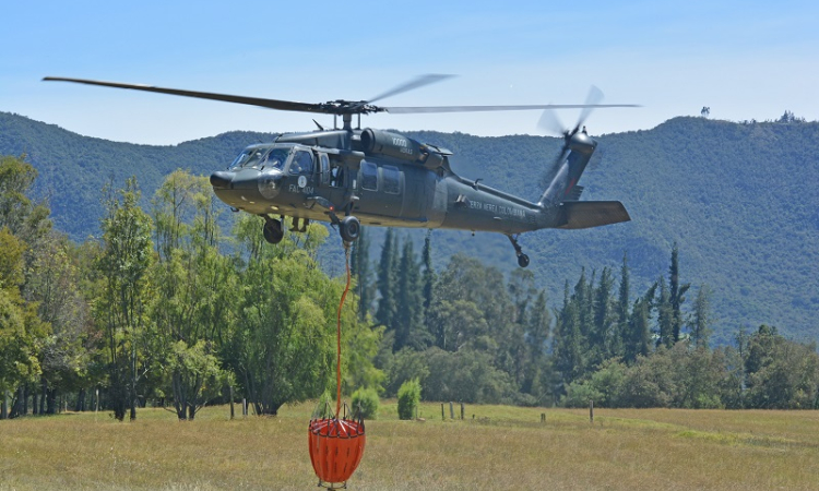 El Bambi Bucket el aliado de la Fuerza Aérea Colombiana