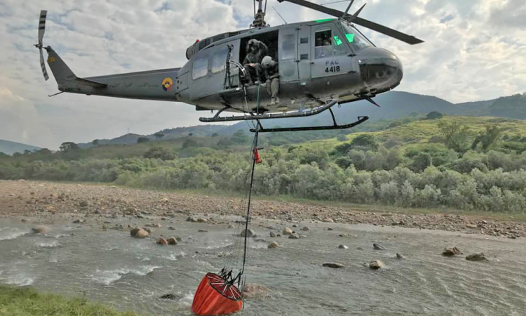 Fuerza Aérea apoyó extinción de incendio en el municipio de Íquira, Huila