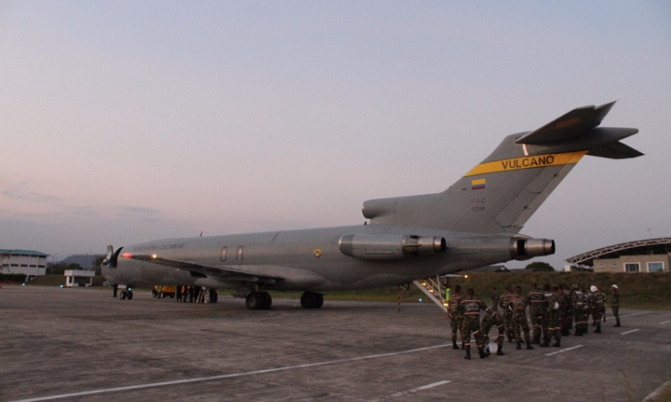 Fuerza Aérea Colombiana transporta personal para extinción de incendio en Vichada