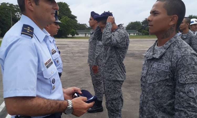 Comandante del GAAMA impone boinas a Dragoneantes del Escuadrón de Seguridad y Defensa No. 405