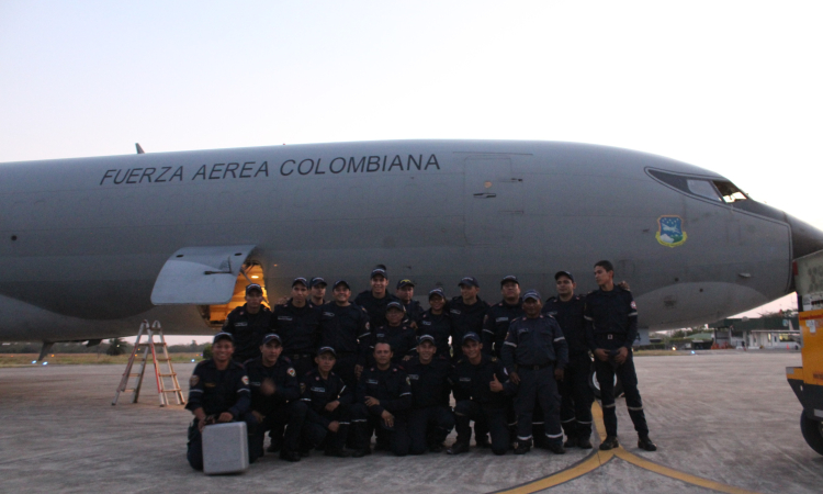 Fuerza Aérea Colombiana transporta personal de Yopal para extinción de incendio en Vichada.