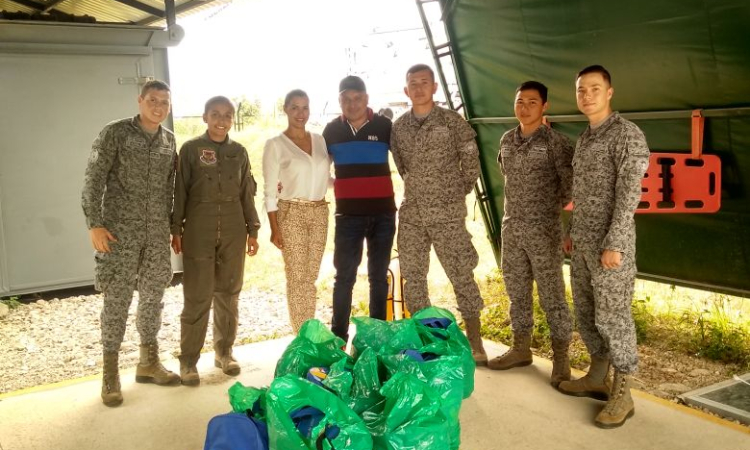 Fuerza Aérea dona kits escolares a niños de Fortul, Casanare