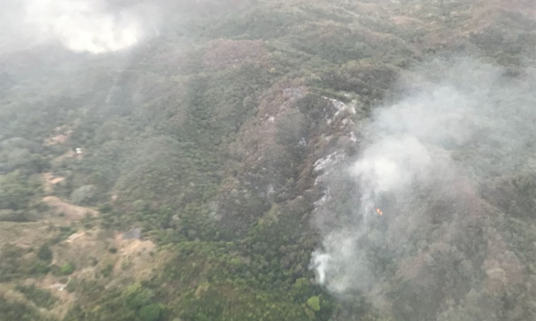 La Fuerza Aérea Colombiana apoya extinción de incendios en la Guajira