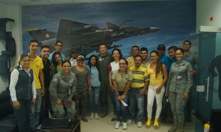 Representantes de diferentes medios de comunicación, asistieron al Comando Aéreo de Combate No. 1 atendiendo la invitación de celebrar de una manera diferente el día del Periodista, donde pudieron conocer el Centro de Entrenamiento Táctico y tuvieron la oportunidad de volar en los simuladores de algunas de las aeronaves de la Institución.