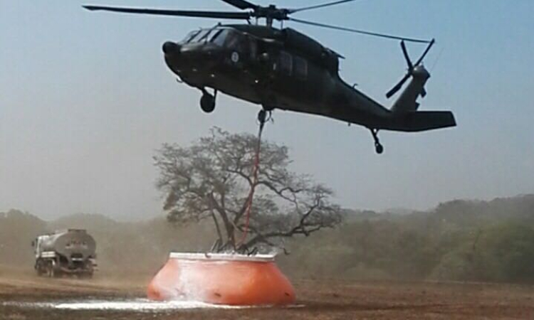 uerza Aérea dirige extinción de incendio en inmediaciones del Cerro El Venado en Yopal.