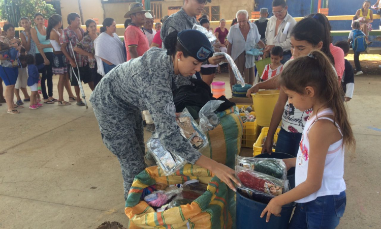 Fuerza Aérea lleva donaciones al barrio El Raudal en Yopal