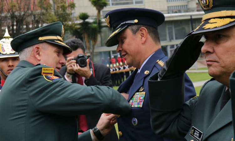 Comandante de la Fuerza Aérea Colombiana recibe distintivo del Comando General de las Fuerzas Militares