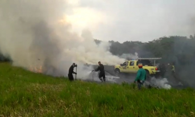 Bomberos aeronáuticos de la Fuerza Aérea Colombiana, apoyaron extinción de incendios en Villavicencio