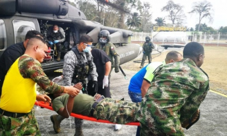Un helicóptero UH-60 en configuración Ángel del Comando Aéreo de Combate No. 5 se desplazó hasta el área de Riosucio en el departamento de Chocó para salvar la vida de cuatro Soldados del Ejército Nacional, quienes se encontraban en peligro por complicaciones médicas.