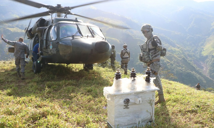 Black Hawk de la FAC transportó transformador de energía en Villavicencio