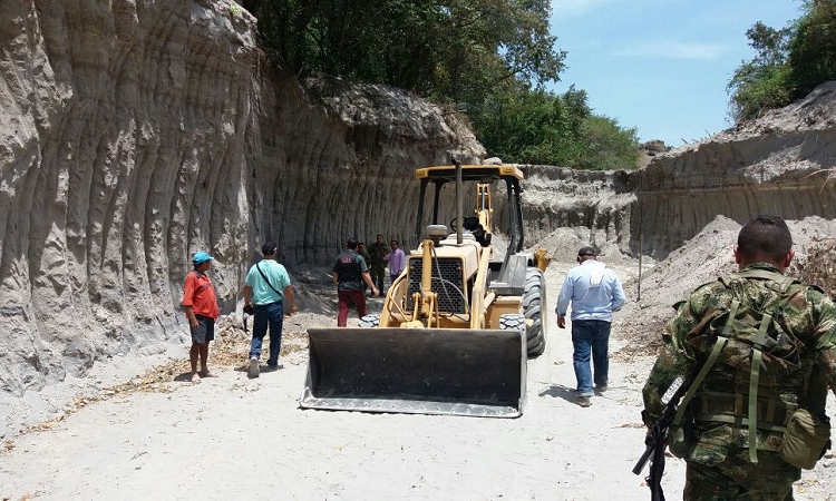 Fuerza Aérea Colombiana participa en operación contra minería ilegal en el Tolima