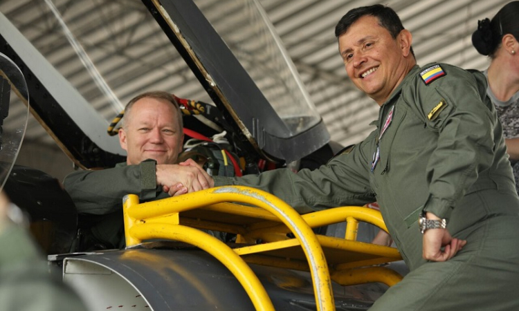 General Mark Kelly, Comandante de la 12th Brigada de la Fuerza Aérea de Estados Unidos conoce las capacidades de combate aéreo de la FAC
