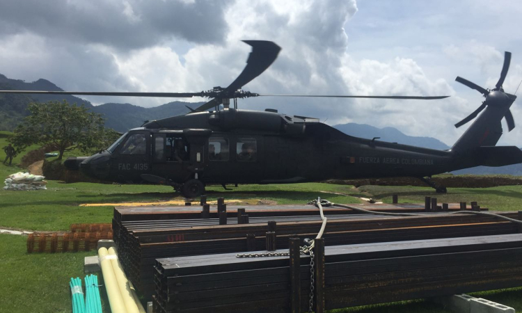 Un gran nivel de pericia y experticia por parte de las tripulaciones de los helicópteros UH-60 del Cacom-5, se requirió para cumplir con éxito la misión de transportar 18 toneladas de material para la construcción de una escuela en la vereda Santa Inés, en el municipio del Carmen de Viboral