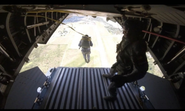 Paracaidismo Militar en el Comando Aéreo de Combate No.1