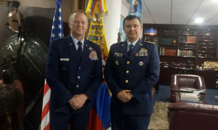 Visita del señor Teniente General Mark Kelly Comandante de la 12a. Fuerza Aérea y Fuerzas Aéreas del Sur de los Estados Unidos  a la Fuerza Aérea Colombiana