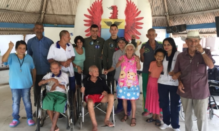 Comando Aéreo de Combate No. 2 realizó donaciones en hogar geriátrico