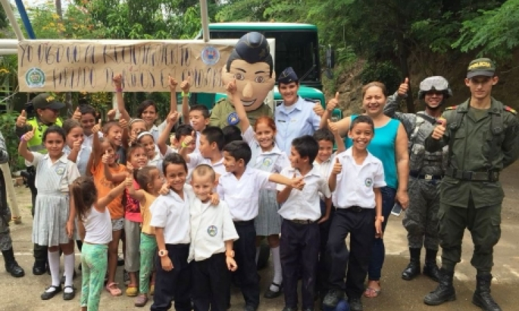 Fuerza Aérea Colombiana entrega kits escolares a niños de la vereda Tres y Medio de Puerto Salgar
