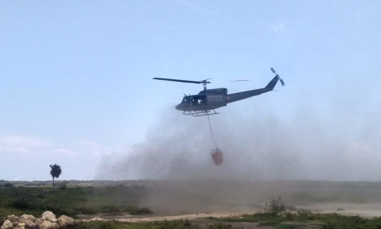 La Fuerza Aérea Colombiana sigue apoyando extinción de incendios en el Parque Isla Salamanca