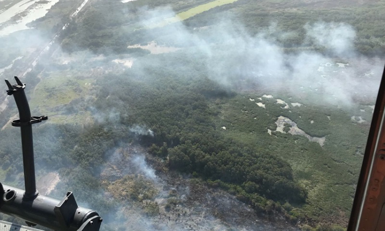 La Fuerza Aérea Colombiana apoya la extinción del incendio en el Parque Isla Salamanca