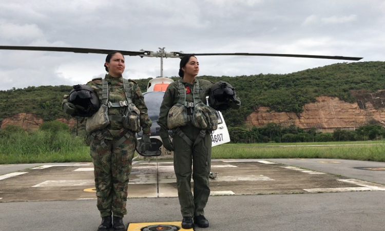 Mujeres Pilotos Militares, culminan curso de en la Escuela de Helicópteros para las Fuerzas Armadas de la Fuerza Aérea Colombiana