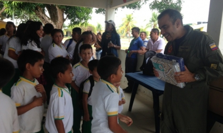 Fuerza Aérea Colombiana entregó donaciones a 68 niños a través del “Plan Corazón Amigo” en Vichada