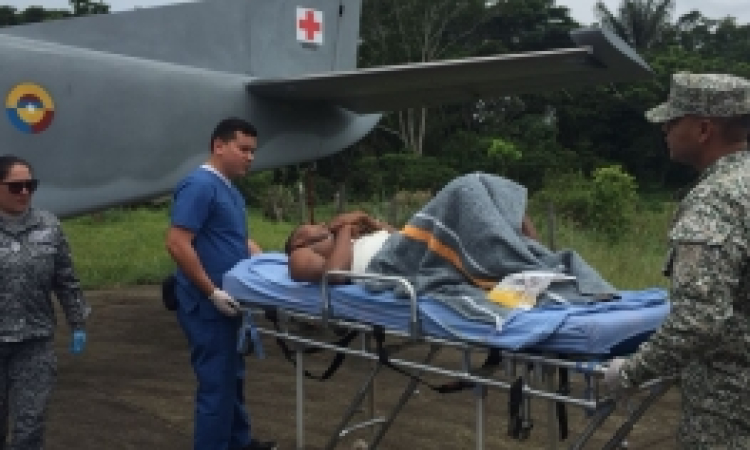 Infante de Marina herido es trasladado por la Fuerza Aérea en Puerto Leguizamo.