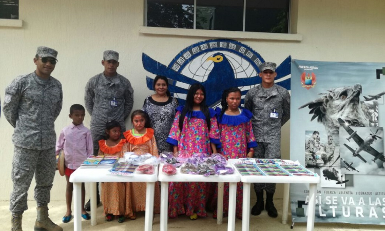 Fuerza Aérea entrega ayudas a indígenas Wayúu en Riohacha