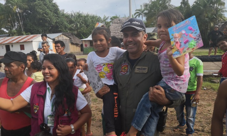 Fuerza Aérea Colombiana estrecha lazos de amistad con comunidades indígenas del Guainía