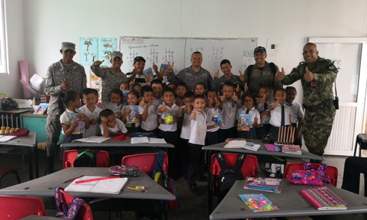 Fuerza Aérea Colombiana obsequió regalos y sembró sonrisas en los niños del Guainía