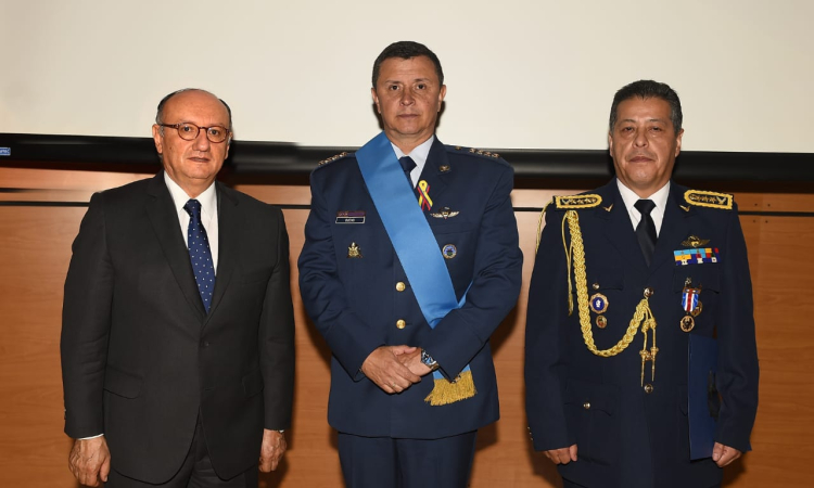 En celebración del Día de las Fuerzas Armadas de Ecuador es condecorado Comandante de la Fuerza Aérea Colombiana    