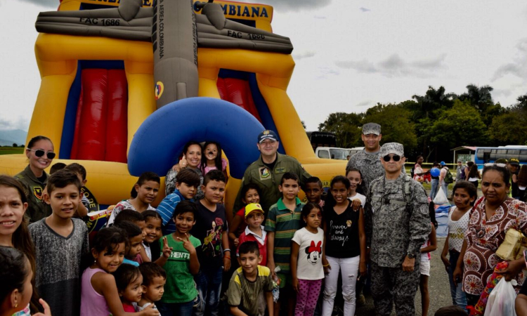 Fuerza Aérea benefició a más de 2.000 personas en Tuluá, Valle.