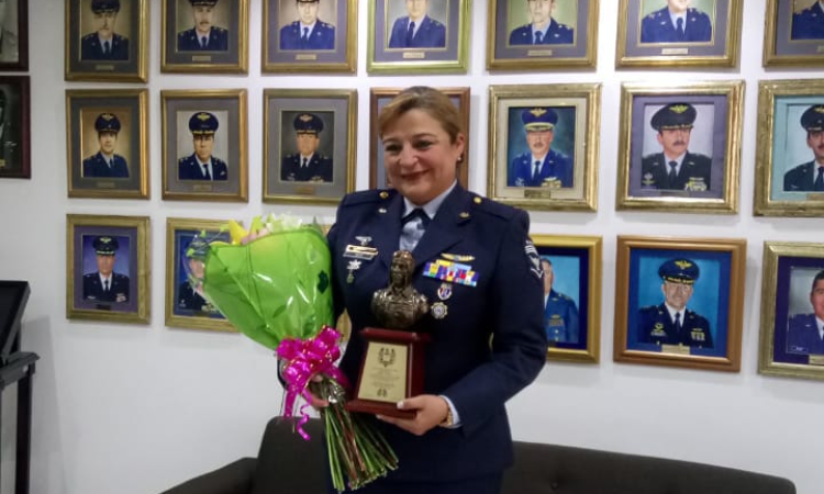 Se despide suboficial del primer curso de mujeres en la Fuerza Aérea, 27 años de compromiso.