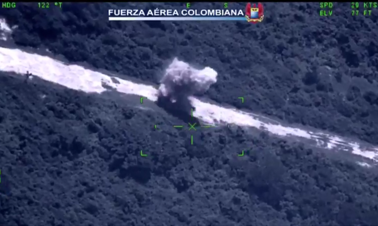 Fuerza Aérea Colombiana destruye pista ilegal al servicio del narcotráfico