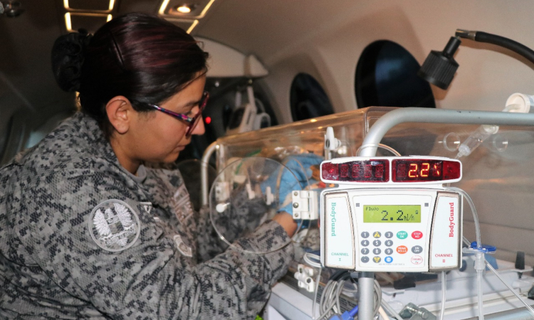 Fuerza Aérea Colombiana transporta a bebé de un día de nacido, su paciente más joven,  desde Arauca hasta Bogotá