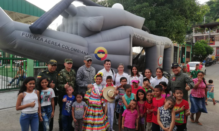 La comunidad del barrio Icacal, en Melgar, le abre las puertas a la Fuerza Aérea Colombiana