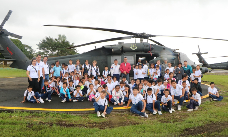 Plantel educativo de Villavicencio conoció la misión de la Fuerza Aérea