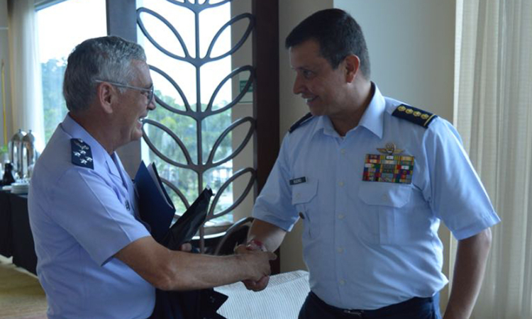 Comandante de la Fuerza Aérea se reunió bilateralmente con representantes de 14 naciones en la LVIII CONJEFAMER 