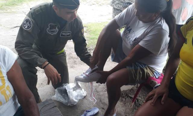 Fuerza Aérea Colombiana llevó donaciones a comunidad indígena del Guainía afectada por ola invernal