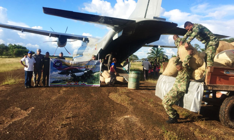 Fuerza Aérea transporta 67 sacos de cacao de campesinos del programa de sustitución de cultivos ilícitos del Vichada.