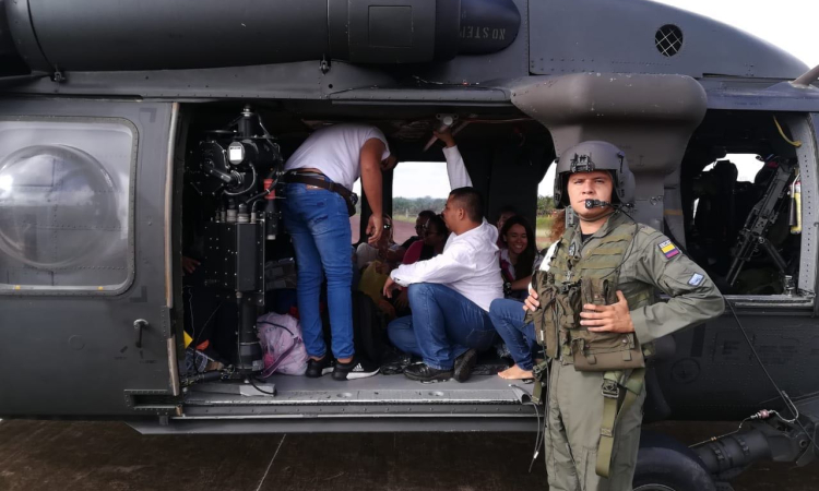La Fuerza Aérea Colombiana apoya el traslado de jurados de votación en zonas apartadas del país