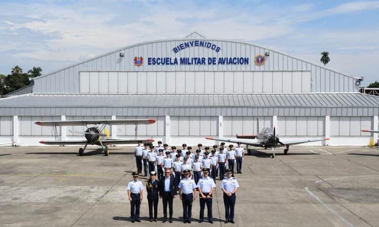 Embajador de Francia en Colombia visitó la Escuela Militar de Aviación