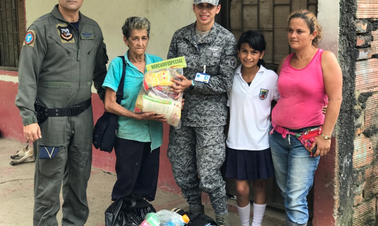 Abuelitos de Villarrica reciben ayuda gracias a la Fuerza Aérea Colombiana