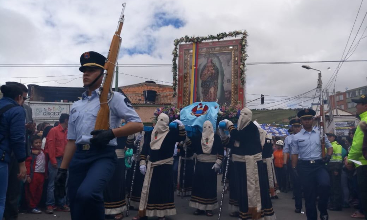 Impresionante revista aérea  en Tunja en celebración del Día de la Virgen del Milagro