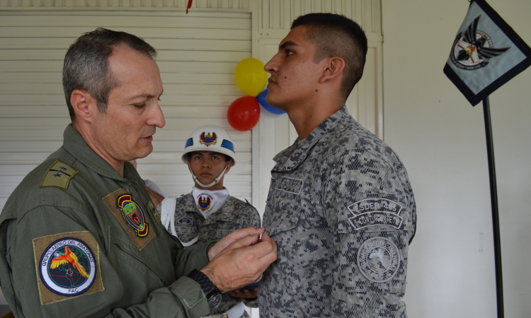 Durante ceremonia militar precedida por el señor Coronel Osman Eucardo González Ortiz Comandante del Grupo Aéreo del Amazonas, se reconoció de manera especial el trabajo abnegado y responsable de los reservistas durante su tiempo de permanencia en la Institución, así como el compromiso evidenciado en el cumplimiento de la misión del Grupo Aéreo del Amazonas.