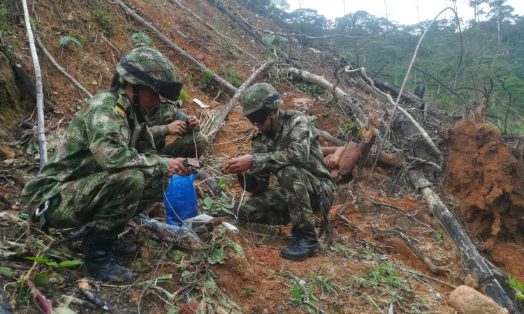 Fuerza Aérea Colombiana y Ejército Nacional realizan operación contra depósito ilegal de artefactos explosivos